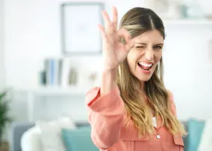 ragazza che fa ok con la mano