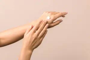 crema spalmata sulla mano