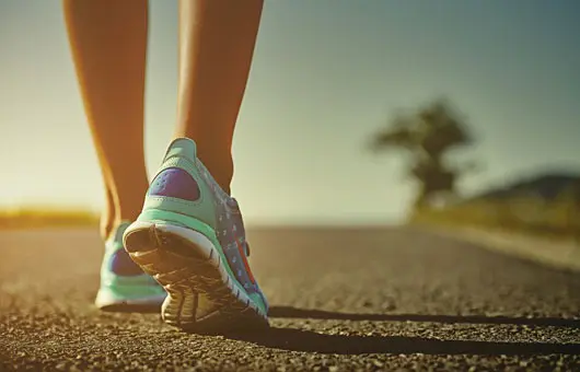 scarpe da ginnastica su asfalto